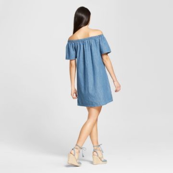DENIM CHAMBRAY Off-Shoulder Jean Shift Dress [E9] - Picture 2 of 8